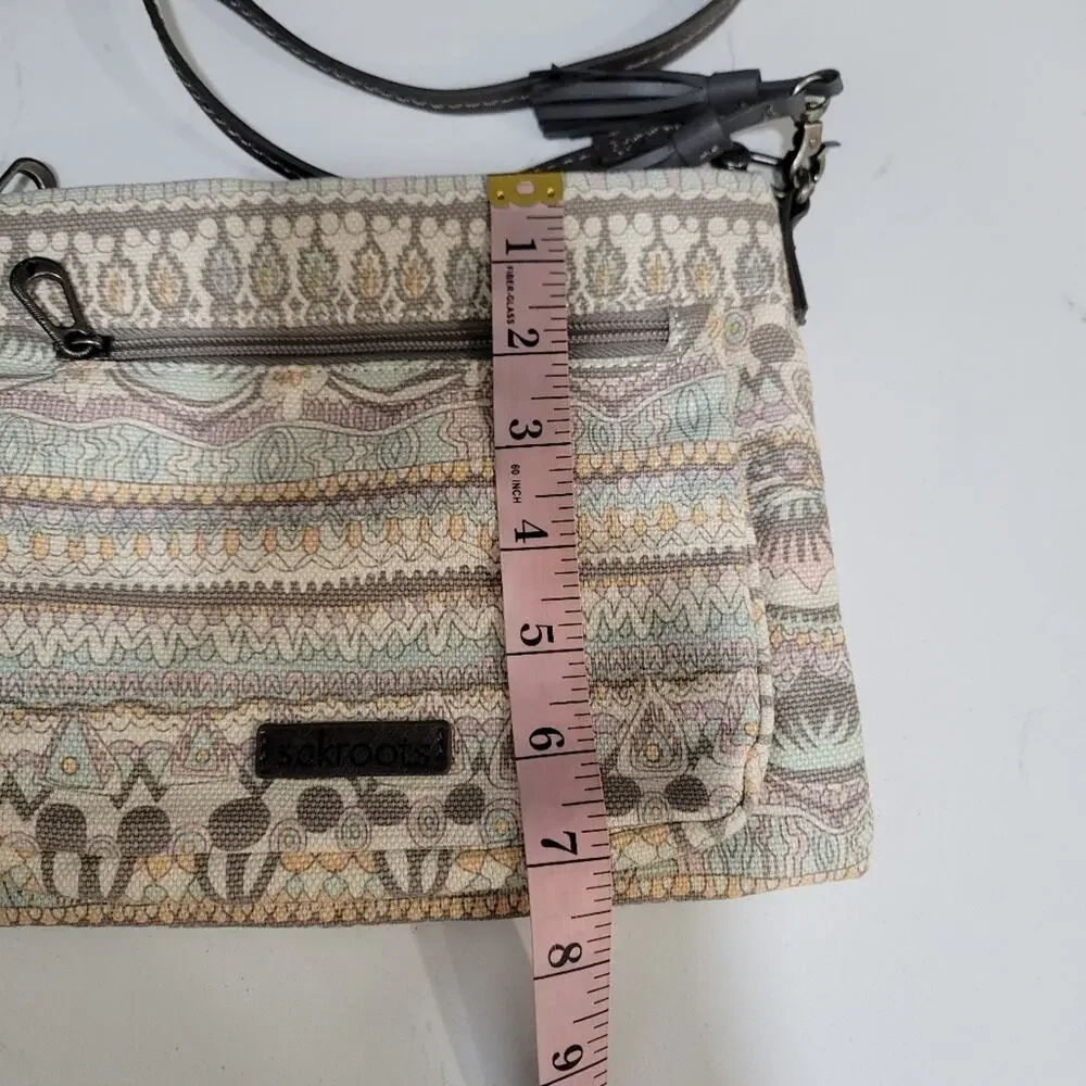 Sakroots Crossbody Adjustable Strap Pockets inside.